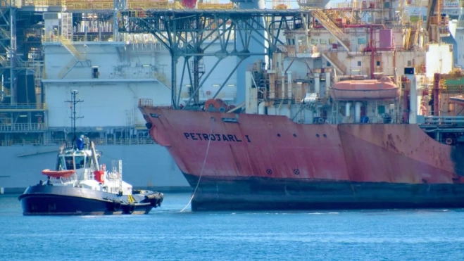 Un remolcador de Boluda tira de la proa del buque durante la maniobra de entrada al puerto. / NICOLÁS AROCHA