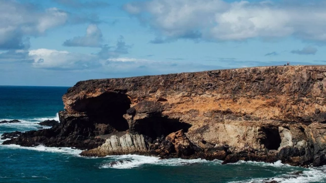 Las rocas más antiguas de Canarias, en las Cuevas de Ajuy, declaradas Monumento Natural. /Turismo de Canarias