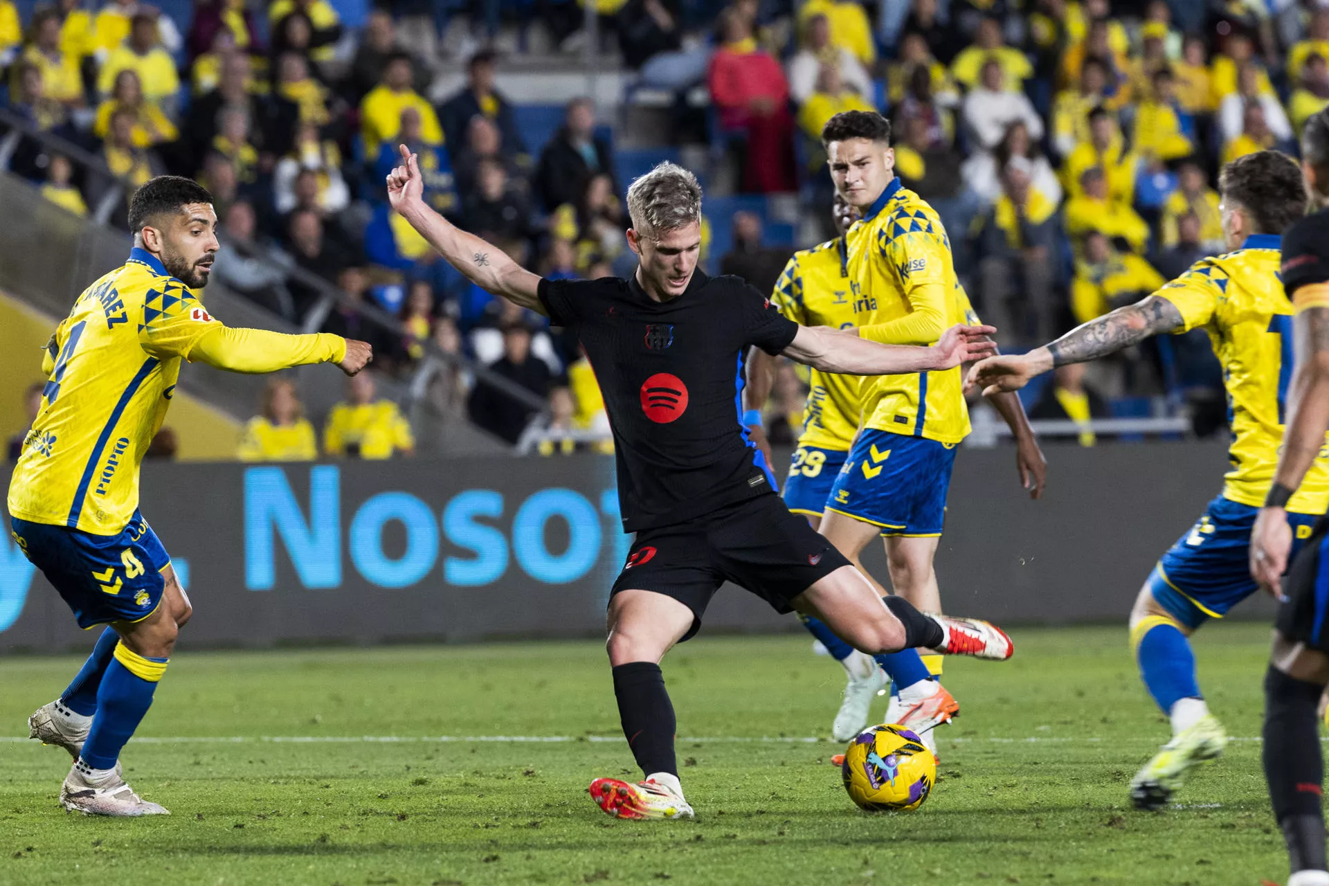 La UD Las Palmas sigue en caída libre. En la imagen, Dani Olmo chuta para hacer el 0-1. / QUIQUE CURBELO-EFE