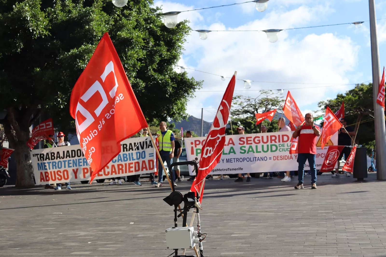 Trabajadores de Metrotenerife durante una concentración frente al Cabildo de Tenerife. / AINOHA CRUZ-AH