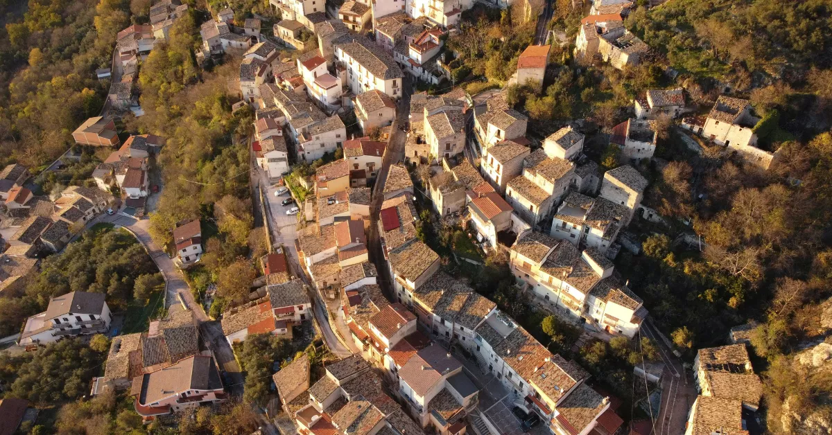 Imagen aérea y genérica de un pueblo / PEXELS
