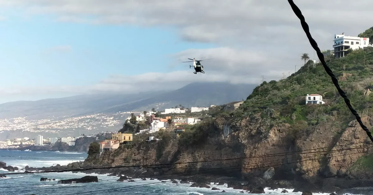 Helicóptero de la Guardia Civil busca a un menor desaparecido el sábado en el charco del Viento, en La Guancha (Tenerife)./ ÁLVARO OLIVER / AH