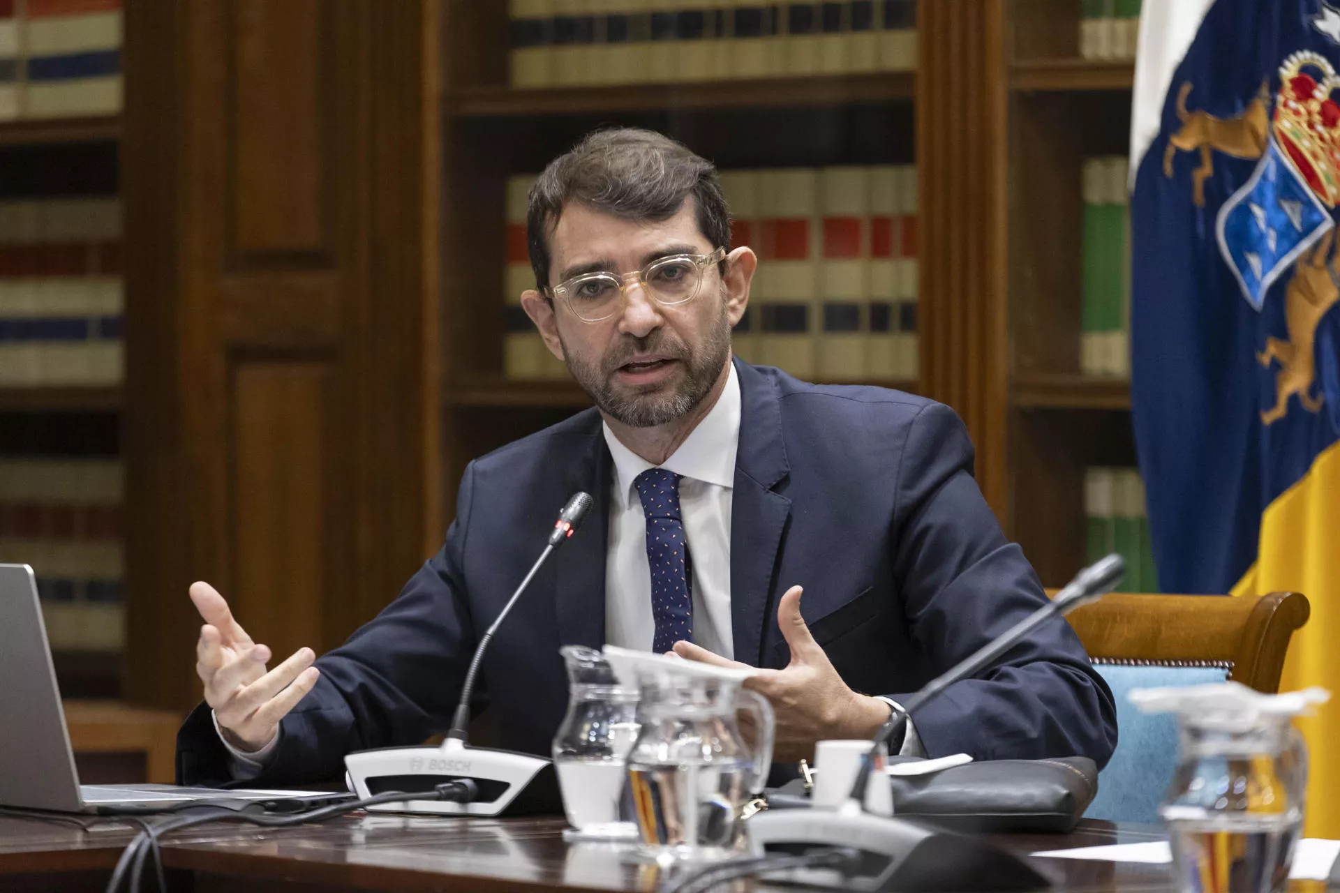 El exviceconsejero de Presidencia de la comunidad autónoma y expresidente de la Zona Especial Canaria (ZEC) , Antonio Olivera, ha comparecido en la comisión de estudio del Parlamento que analiza la revisión del Régimen Económico y Fiscal./ EFE/Miguel Barreto