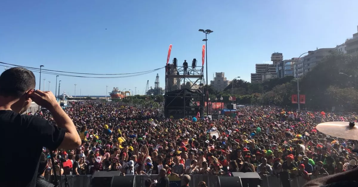 Carnaval de Día de Santa Cruz de Tenerife en el escenario de la avenida de Anaga, donde se reúnen más jóvenes. / AYUNTAMIENTO DE SANTA CRUZ DE TENERIFE