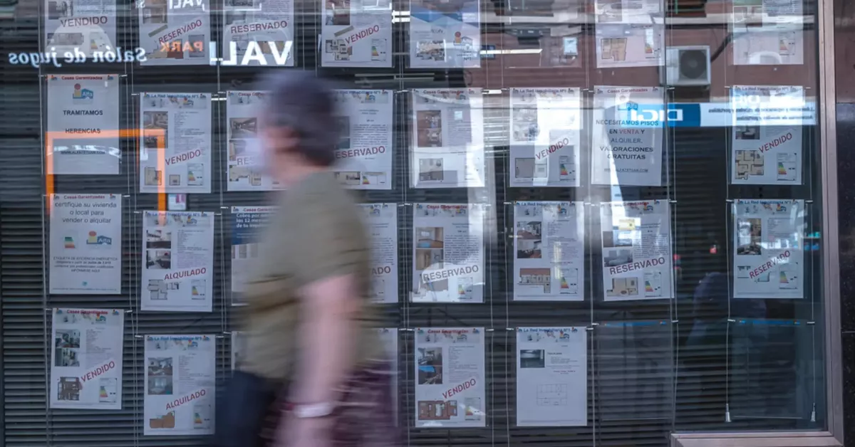 Anuncios de pisos en alquiler y en venta de una inmobiliaria en Canarias. /EFE