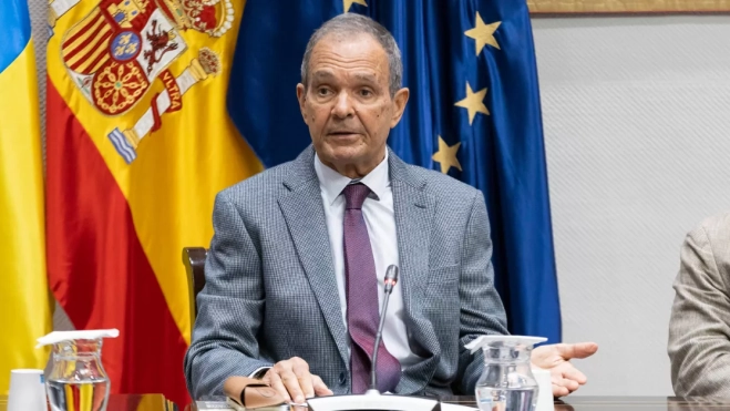 El catedrático de Obstetricia José Ángel García durante su comparecencia / EFE