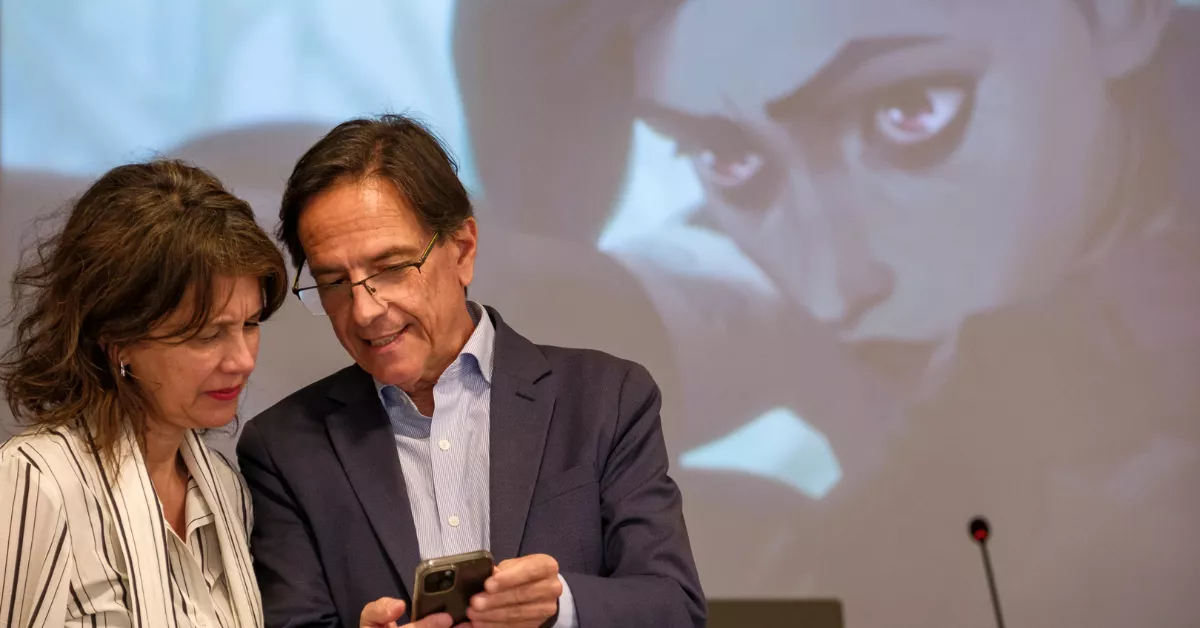 El director general de Innovación Cultural e Industrias Creativas del Gobierno de Canarias, Cristóbal de la Rosa, y la coordinadora de Canary Islands Films, Natacha Mora / EFE