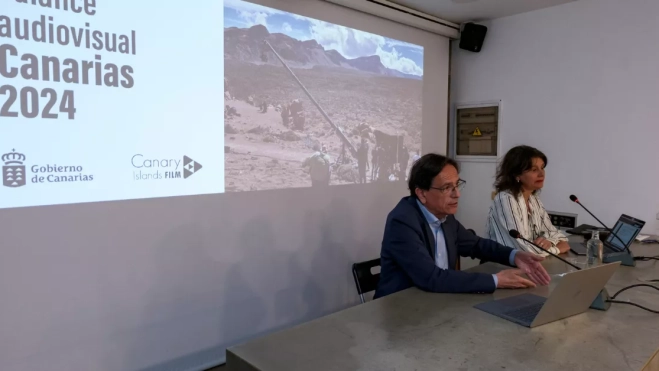 El director general de Innovación Cultural e Industrias Creativas del Gobierno de Canarias, Cristóbal de la Rosa, y la coordinadora de Canary Islands Films, Natacha Mora / EFE