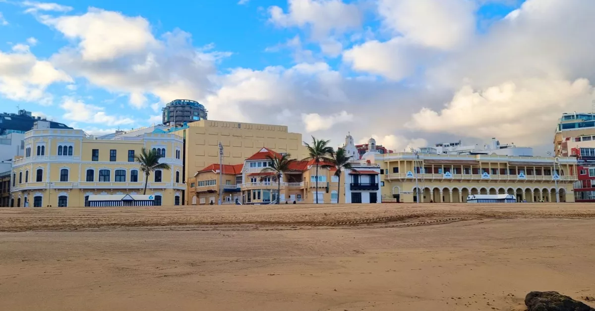 La playa de Las Canteras, a la altura de la Clínica de San José, en cuyas inmediaciones se produjo el abuso sexual. / AH