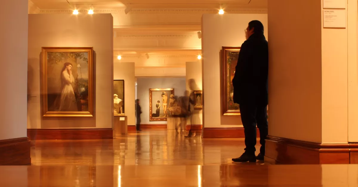 Imagen de un trabajador en un museo / UNSPLASH