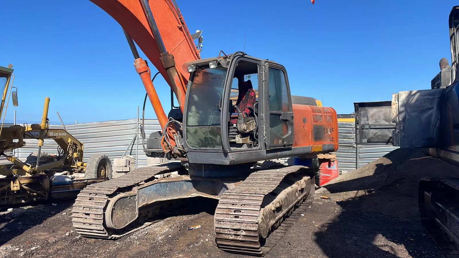 Una pala mecánica que opera en los terrenos de Cuna del Alma, parcialmente quemada. / CEOE TENERIFE