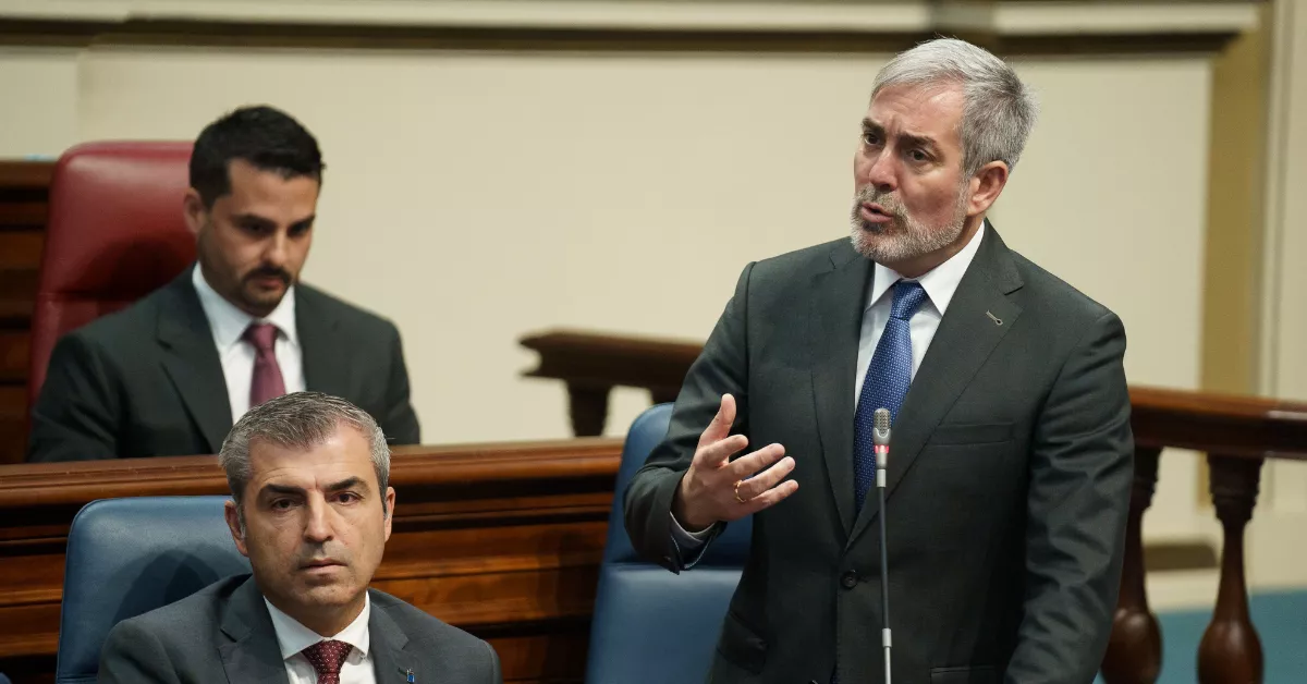 El presidente de Canarias, Fernando Clavijo, interviene en el pleno del Parlamento de Canarias que se celebra este martes / EFE - Ramón de la Rocha