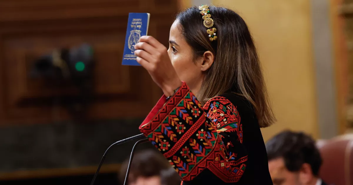 La diputada de Sumar Tesh Sidi interviene en el Pleno del Congreso de los Diputados celebrado este martes en Madrid./ EFE J.P.Gandul