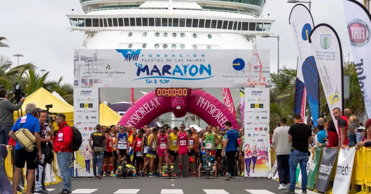 Salida de una de las maratones organizadas por la Fundación Puertos de Las Palmas, en la que solía correr Mario Martel antes de morir atropellado mientras entrenaba en La Luz. / AH