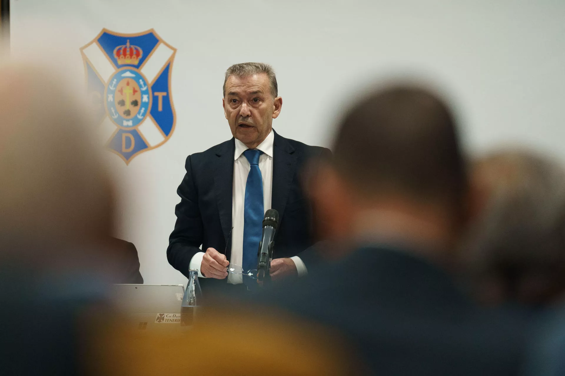 Garrido y Rayco García bloquean a Miguel Concepción y apuntan a Paulino Rivero. / RAMÓN DE LA ROCHA-EFE