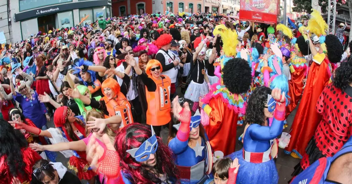 Gente disfrutando del Carnaval de Tenerife en la calle / AYUNTAMIENTO DE SANTA CRUZ DE TENERIFE