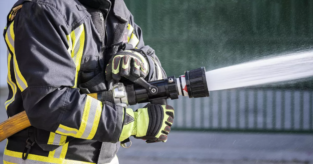 Un bombero extingue un incendio./ ARCHIVO