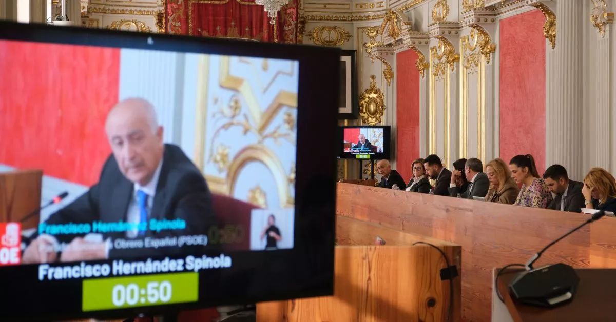 El concejal Francisco Hernández Spínola, durante su intervención en pleno para para aprobar los presupuestos de Las Palmas de Gran Canaria. / AH