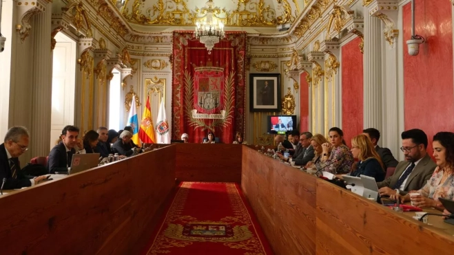 Los concejales del grupo de gobierno y de la oposición durante la celebración del pleno de los presupuestos. / AH Los concejales del grupo de gobierno y de la oposición durante la celebración del pleno de los presupuestos. / AH