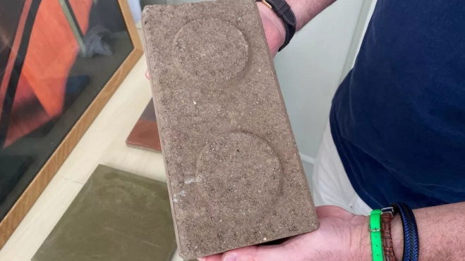 Ejemplo de los bloques de tierra compactada que utilizarán para la construcción del edificio / ATLÁNTICO HOY