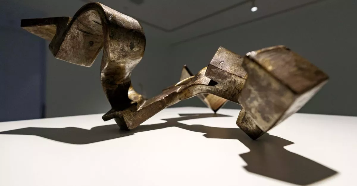 Una obra de Martín Chirino en el CAAM, el escultor del hierro que se convirtió en herrero, artesano y señor del fuego. / EFE/ Ángel Medina G.