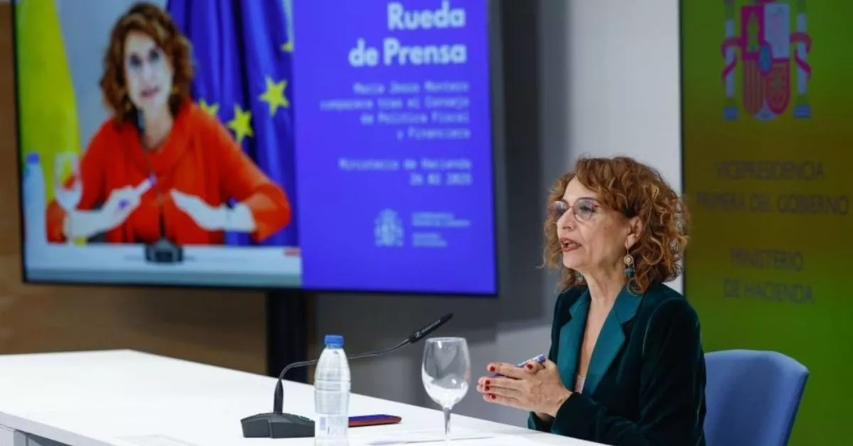 La vicepresidenta y ministra de Hacienda, María Jesús Montero, durante la rueda de prensa posterior a la reunión en la que se ha aprobado la condonación de la deuda. / EFE