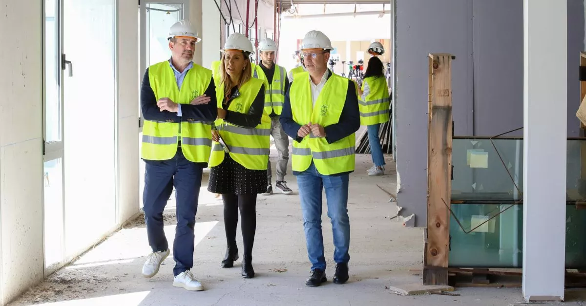 El presidente del Gobierno de Canarias, Fernando Clavijo, y el presidente del Cabildo de La Palma, Sergio Rodríguez, visitan las obras del complejo sociosanitario de La Dehesa, que tendrá cerca de 500 plazas. EFE / Luis G Morera