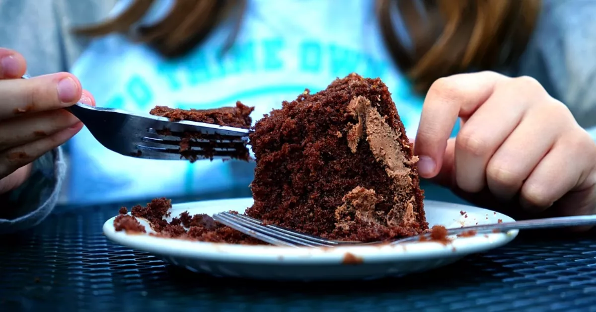 Imagen de una persona comiendo un postre / PIXABAY