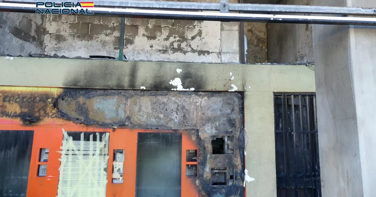 La Policía detiene a un pirómano que incendió unas máquinas expendedoras en Puerto de la Cruz./ CEDIDA