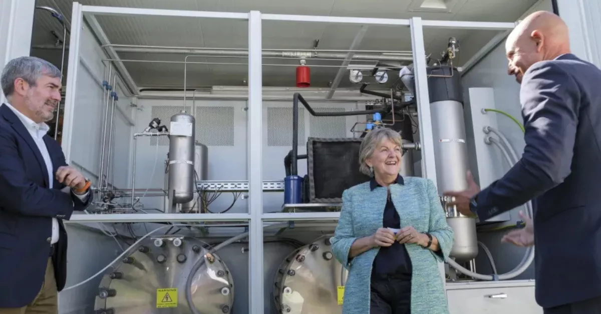 Fernando Clavijo en una biorrefinería inaugurada en Canarias en 2023 / EFE