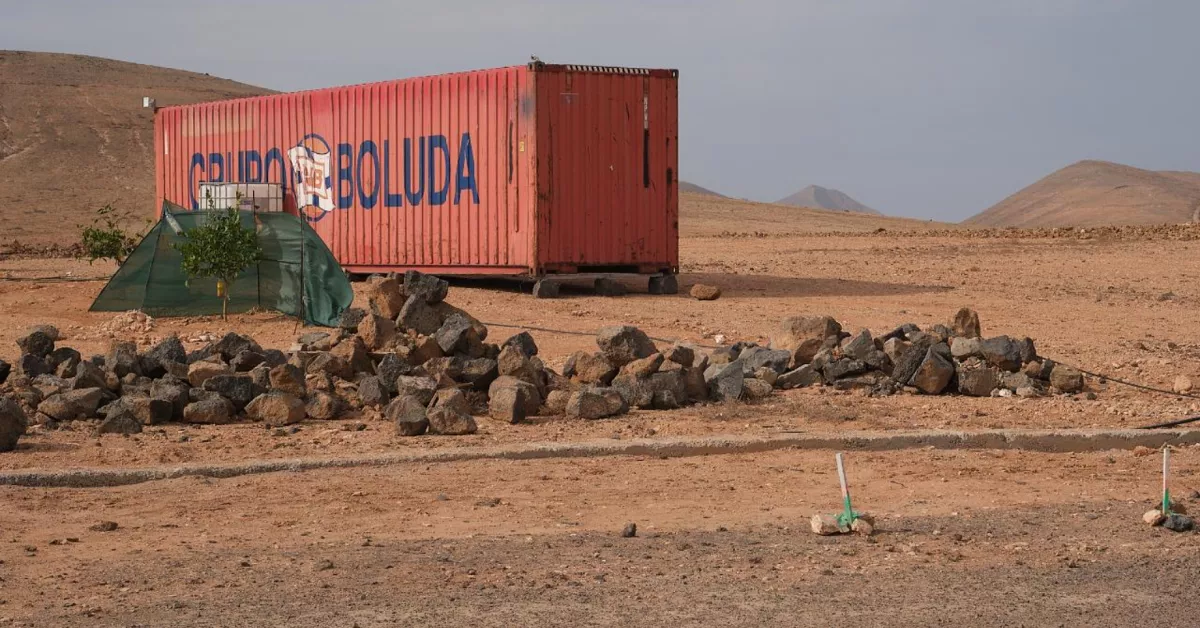 Un contenedor siendo usado como vivienda en suelo rústico o protegido. 