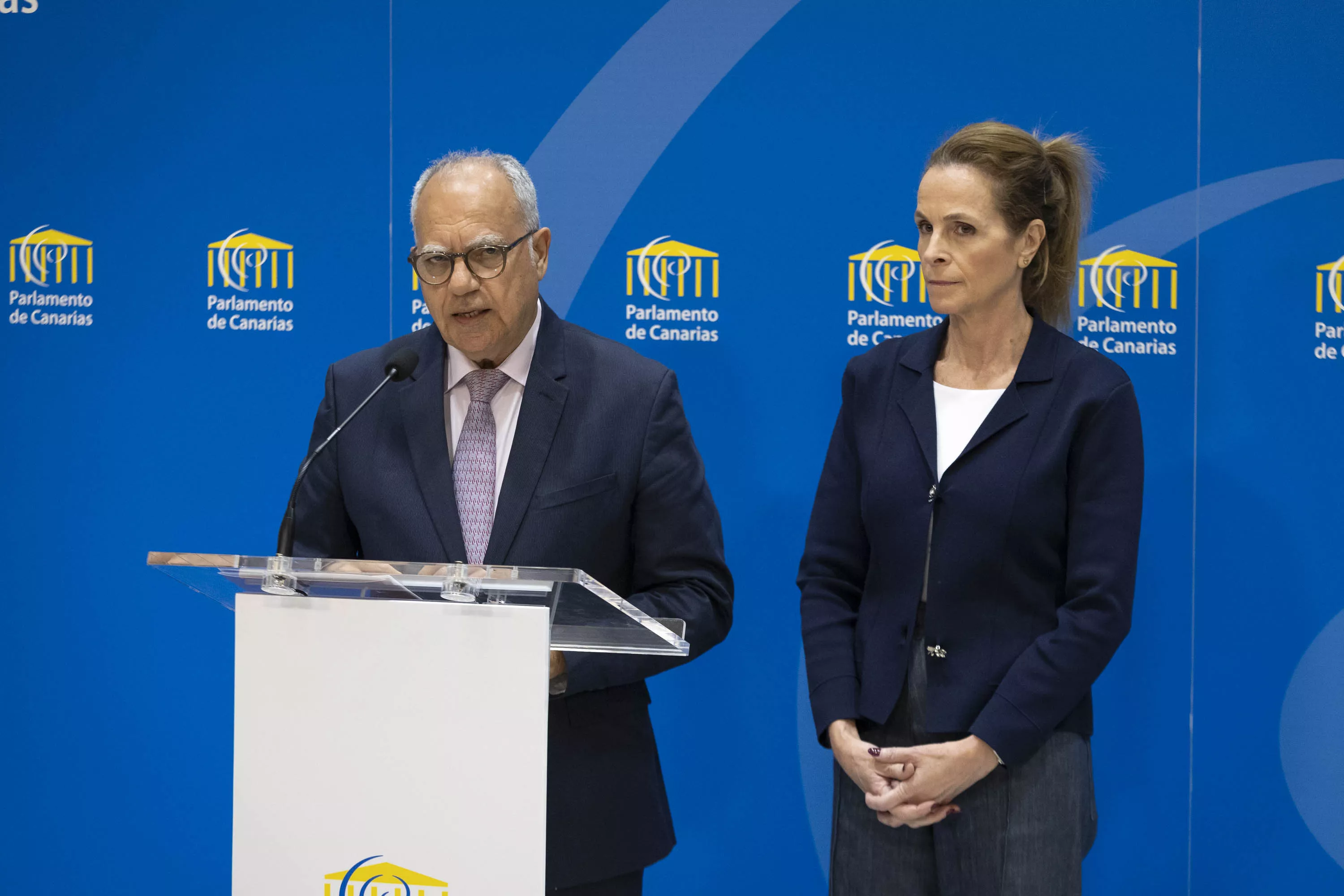 El presidente y la vicepresidenta de la comisión sobre el reto demográfico, Casimiro Curbelo (I) y Luz Reverón (d). / MIGUEL BARRETO-EFE