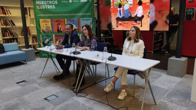 Santiago Gil, Guacimara Medina y Eva Moll, durante la presentación de la obra en la Biblioteca Insular. / AH
