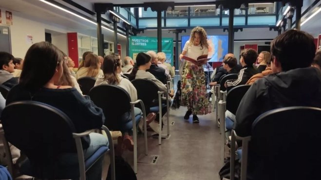 La poeta Laura Escuela, con el cuento sobre Jorge Oramas en las manos, se ganó la complicidad de los estudiantes del IES Faro de Maspalomas. / AH