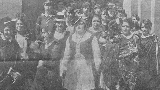 Alumnas de la Estudiantina Normalistas de la Escuela de Maestras de La Laguna, en los soportales del Ayuntamiento, en el acto de recepción al dictador Primo de Rivera, en octubre de 1928. / BULL /Flickr