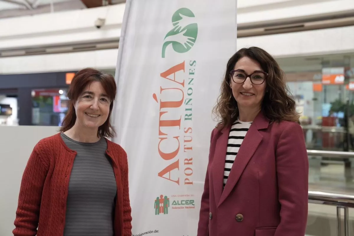 De izquierda a derecha: Beatriz Silva, presidenta de ALCER Barcelona, y Arantxa García, directora de medicina de la franquicia cardiovascular, renal y metabólica en Boehringer Ingelheim. / SERVIMEDIA