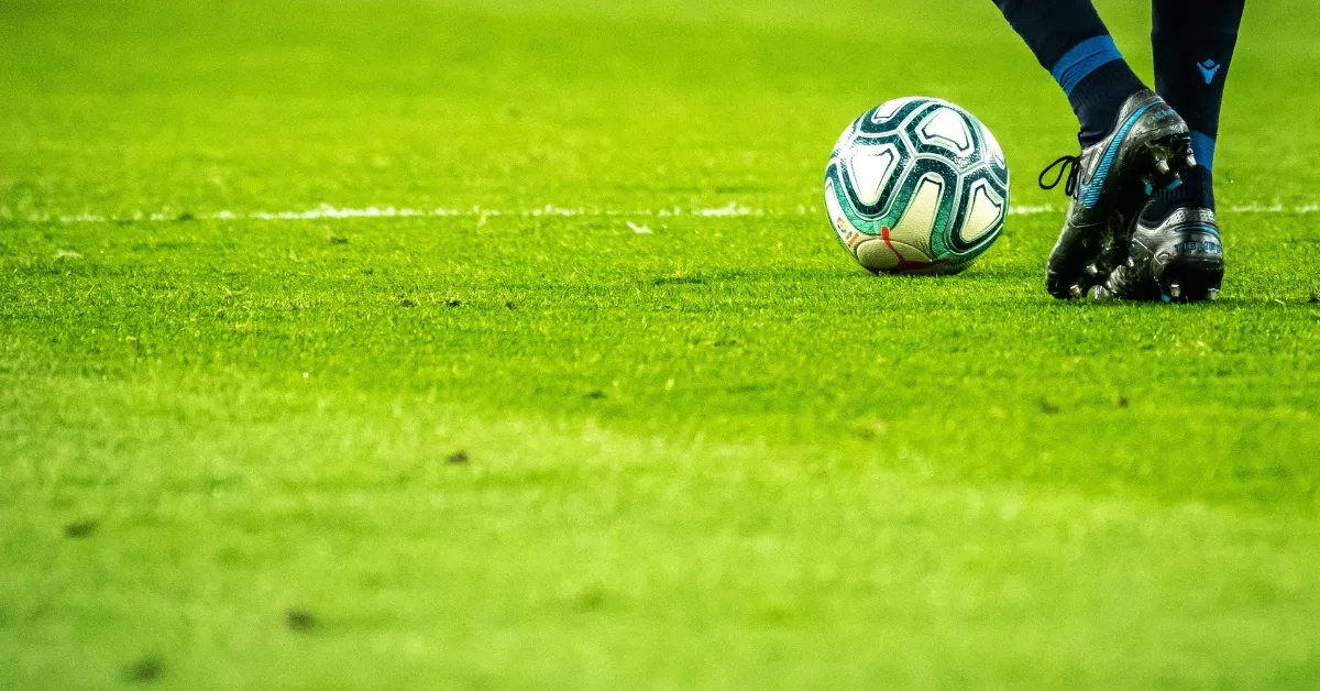 Imagen de un jugador en un partido de futbol. / UNSPLASH - EMILIO GARCÍA