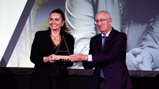 Sandra García-Sanjuán recibe el premio de la mano de Francisco Hernández Spínola / TONY HERNÁNDEZ