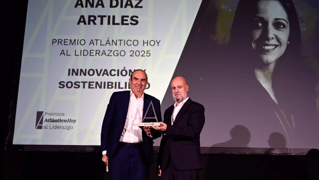 José Luis Artiles recibe el premio de la mano de Pepe Segura / TONY HERNÁNDEZ