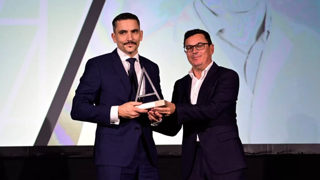 Luis Pérez Orribo recibe el galardón de la mano del consejero de Obras Públicas, Pablo Rodríguez / TONY HERNÁNDEZ