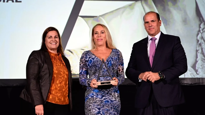 Sonja Arup recibe el premio de la mano de Manuel Afonso y Yasmina Hormiga / TONY HERNÁNDEZ