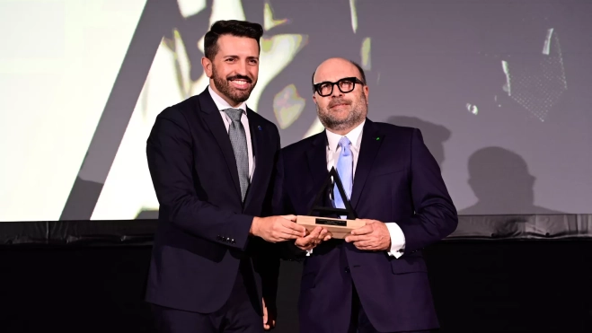 Santiago Guerra recoge el premio de la mano de Jonathan Domínguez / TONY HERNÁNDEZ