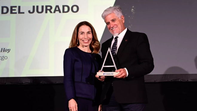 Santiago Díaz Gutiérrez recibe el premio de la mano de Eva Moll de Alba / TONY HERNÁNDEZ