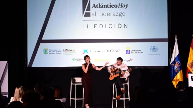 Claudia Álamo durante su actuación en los Premios Atlántico Hoy al Liderazgo 2025 / TONY HERNÁNDEZ