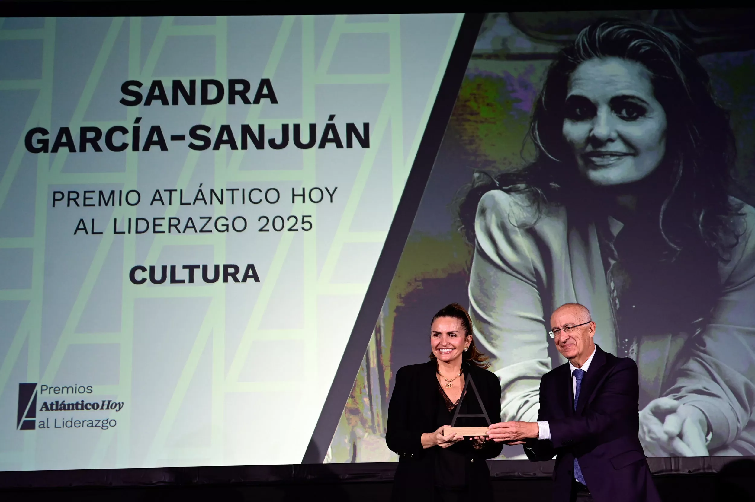 Sandra García-Sanjuán recibe el galardón en la categoría de Cultura de la mano de Francisco Hernández Spínola, concejal de Presidencia en el Ayuntamiento de Las Palmas de Gran Canaria en la II Edición Premios Atlántico Hoy al Liderazgo / TONY HERNÁNDEZ