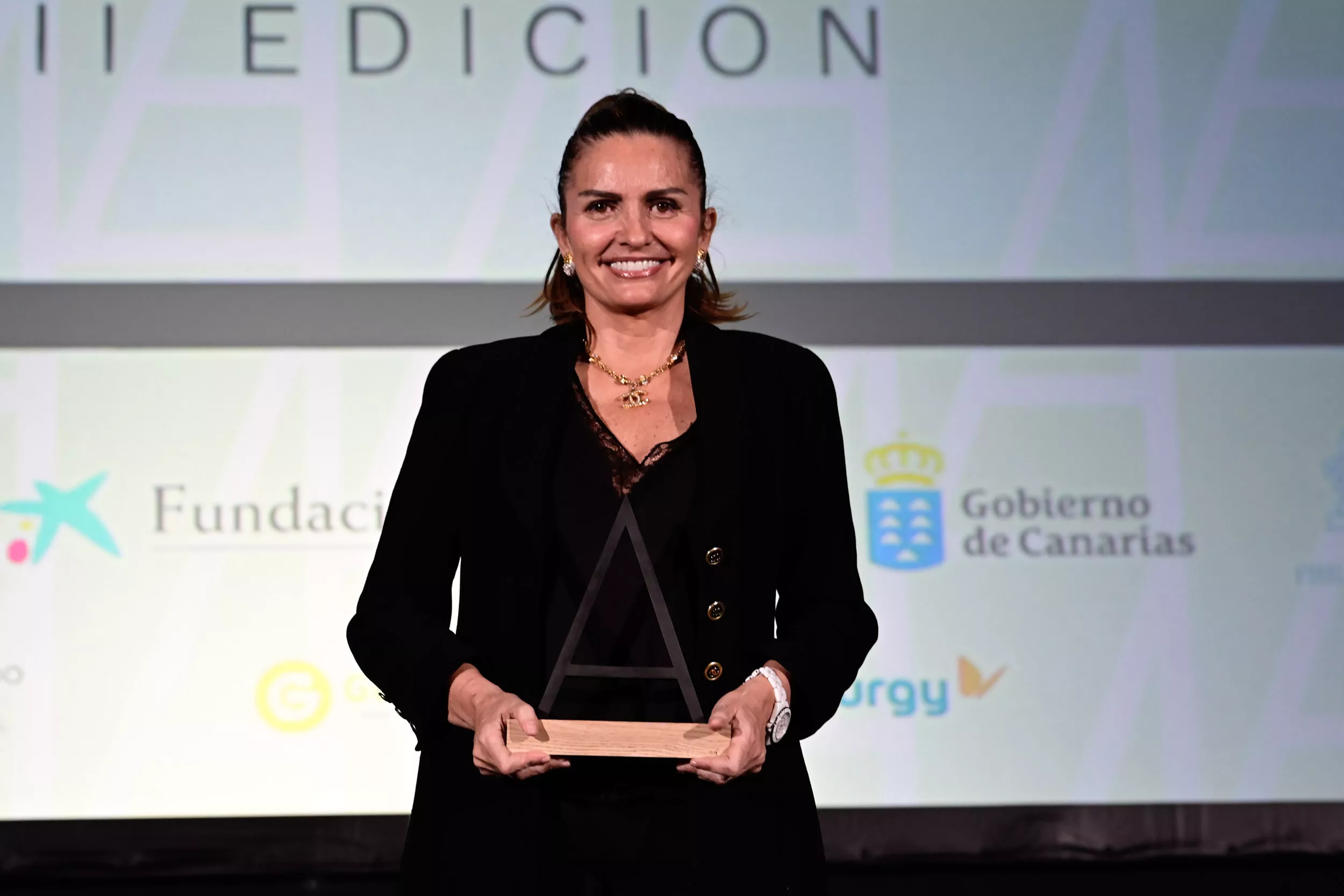 Sandra García-Sanjuan posa con el premio en la categoría de Cultura en la II Edición Premios Atlántico Hoy al Liderazgo 