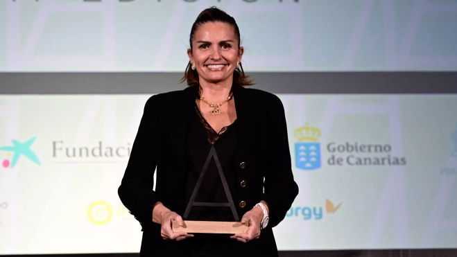 Sandra García-Sanjuan posa con el premio en la categoría de Cultura en la II Edición Premios Atlántico Hoy al Liderazgo 