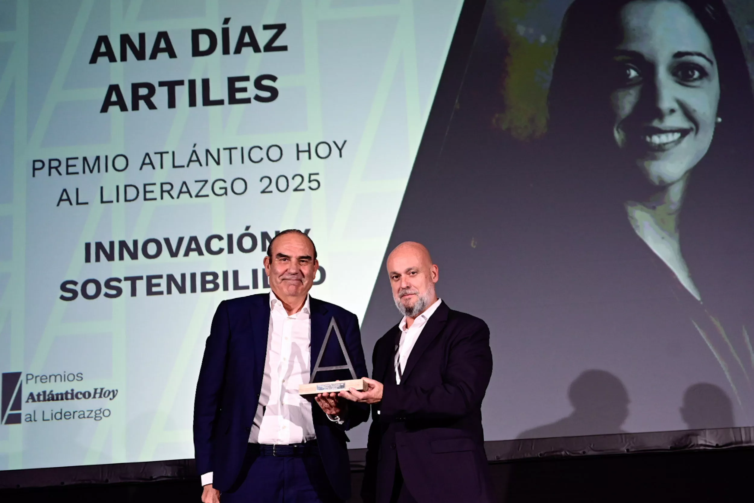 José Luis Artiles recibe el galardón en nombre de Ana Díaz Artiles de la mano de Pepe Segura, director de Comunicación y Relaciones Institucionales de Philip Morris Canarias en la II Edición Premios Atlántico Hoy al Liderazgo / TONY HERNÁNDEZ 
