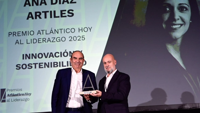 José Luis Artiles recibe el galardón en nombre de Ana Díaz Artiles de la mano de Pepe Segura, director de Comunicación y Relaciones Institucionales de Philip Morris Canarias en la II Edición Premios Atlántico Hoy al Liderazgo / TONY HERNÁNDEZ 