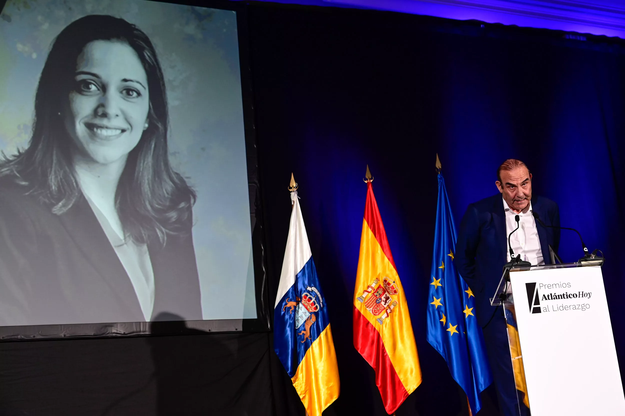 José Luis Artiles recibe el galardón en nombre de Ana Díaz Artiles en la categoría Innovación y Sostenibilidad en la II Edición Premios Atlántico Hoy al Liderazgo / TONY HERNÁNDEZ